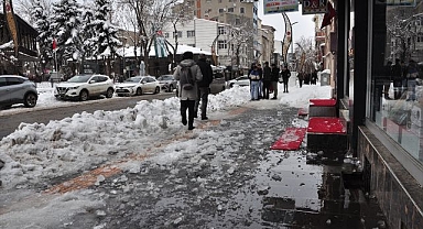 Başına buz sarkıtı düşen çocuk yaralandı