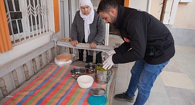 Belediyenin sıcak yemek hizmeti devam ediyor