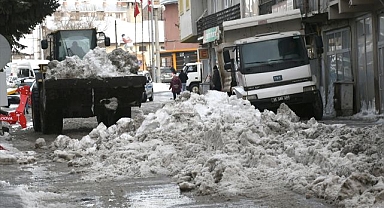 Bir metreyi aşan kar şehir dışına taşınıyor