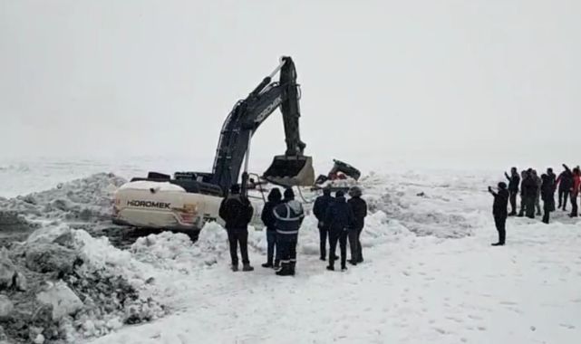 Buz kırıldı iş makinası suya gömüldü