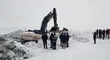 Buz kırıldı iş makinası suya gömüldü