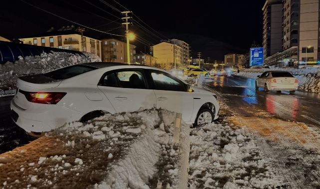 Buzlanan yolda kazalar peş peşe geldi