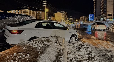 Buzlanan yolda kazalar peş peşe geldi