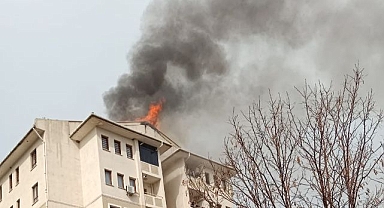 Çatı katı alevlere teslim oldu! Ekipler alarma geçti