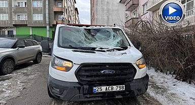 Çatıdan buz düştü son anda kurtuldu!