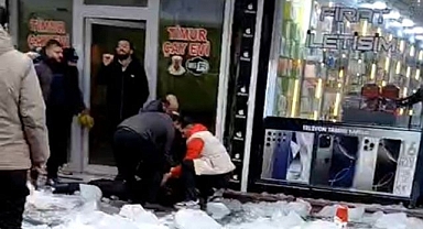 Faciadan dönüldü, çatıdan düşen buz kütlesinden 1 kişi yaralandı 