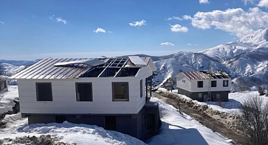 Çatılar şiddetli rüzgara dayanamadı!