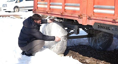 Çiftçiler tarım araçlarını kış şartlarına karşı koruyor