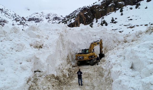 Çığ nedeniyle ulaşıma kapanan yol açıldı