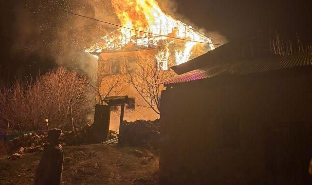 Çıkan yangında yaşlı adamı arama çalışmaları sürüyor 