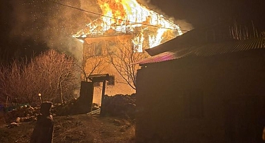 Çıkan yangında yaşlı adamı arama çalışmaları sürüyor 