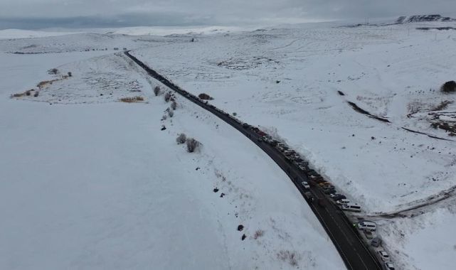 Çıldır Gölü'nde 5 bin araçlık şenlik kuyruğu 