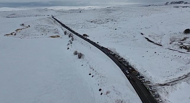 Çıldır Gölü'nde 5 bin araçlık şenlik kuyruğu 
