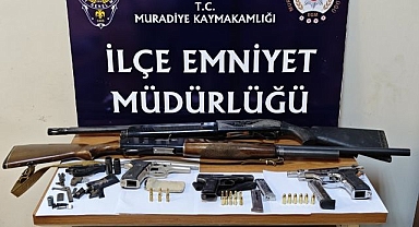 Çok sayıda silah ve mühimmat ele geçirildi