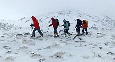 Dağcılardan engelleri aşan tırmanış 