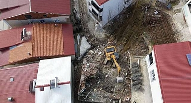 Depremden hasar gören binaların yıkımı sürüyor 
