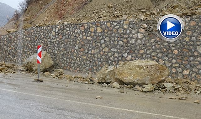 Dev kaya parçaları yola düştü