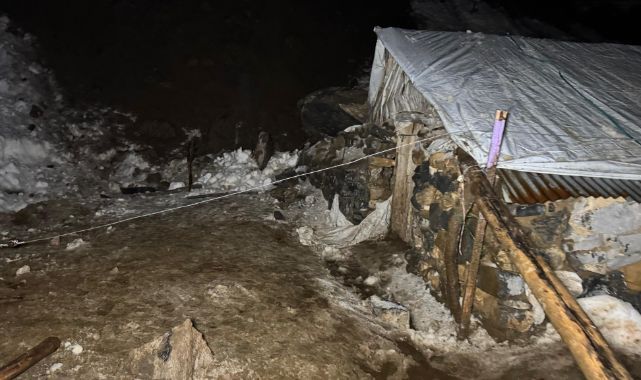 Dev kayalar köye düştü! 30 hayvan telef oldu