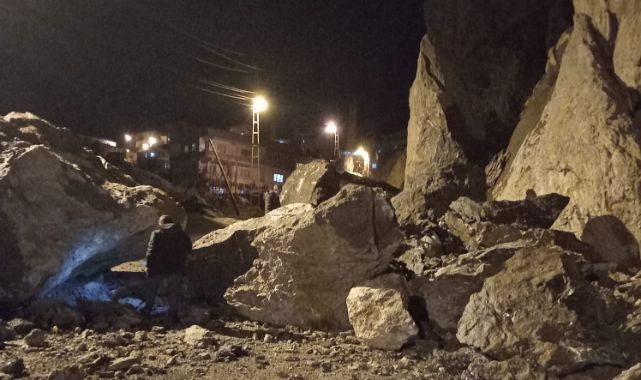 Dev kayalar mahalle yoluna düştü