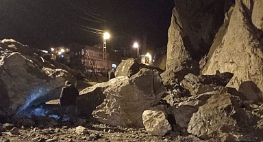 Dev kayalar mahalle yoluna düştü