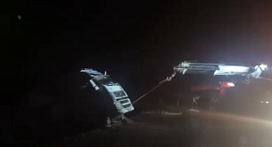 Devrilen tırdan sağ çıktı!