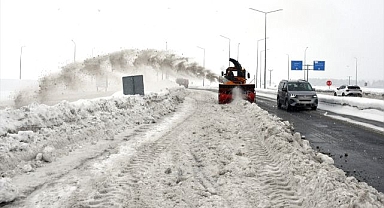 Doğu'da kar ve soğuk hava esareti, 111 yerleşim yerine ulaşım sağlanamıyor.