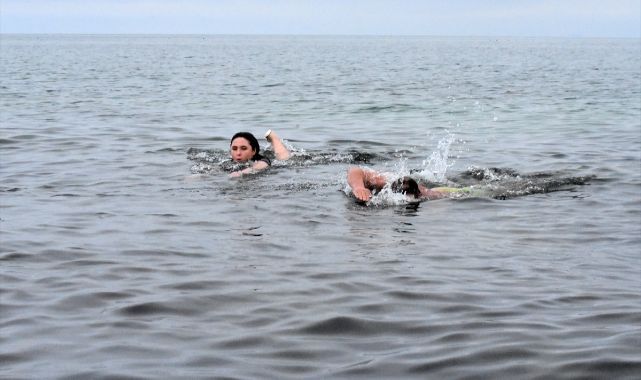 Dondurucu soğukta göle atladılar