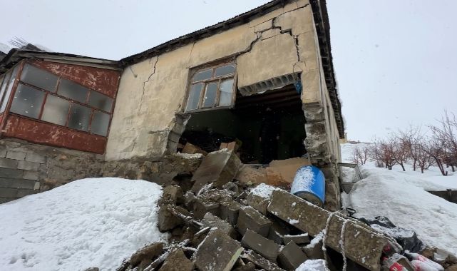 Duvar yıkıldı deprem oluyor sandı