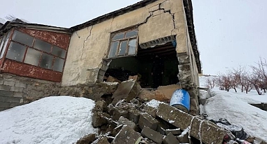 Duvar yıkıldı deprem oluyor sandı