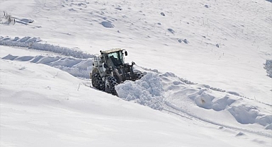 Ekipler karla mücadeleye devam ediyor