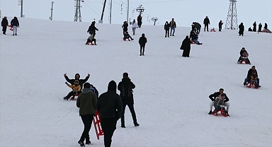 Engelli yüzücülere kayak merkezinde moral etkinliği