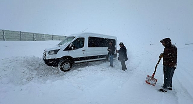 Erzurum'da araçlar yolda mahsur kaldı