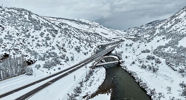 Erzurum'da dağlar ve karasu beyaza büründü