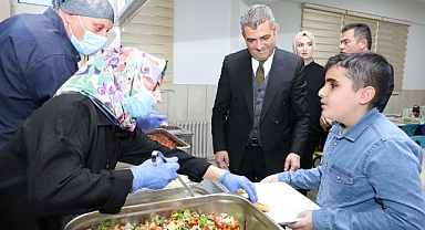 Erzurum'da okulda iftar neşesi