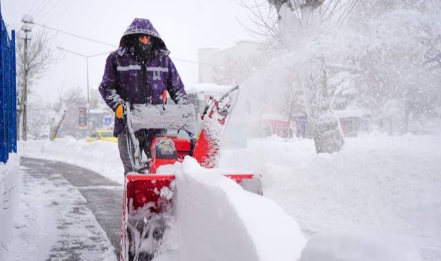 Erzurum'da soğuğa meydan okuyan mesai 