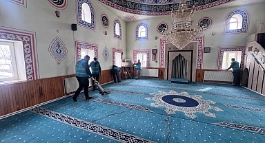 Erzurum'da yükümlüler camileri temizledi