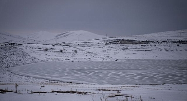 Erzurum'daki Demirdöven Barajı'nın yüzeyi buz tuttu