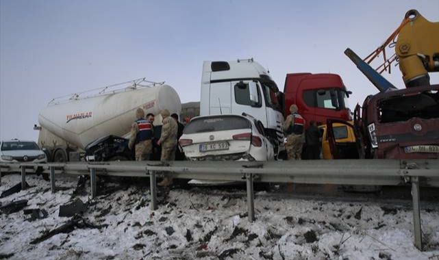 Erzurum'daki zincirleme kazada yaralı sayısı belli oldu: 27 yaralı var!