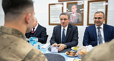 Erzurum Valisi Baruş Mehmetçikle iftarda