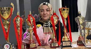 Erzurumlu kuaför Rusya'da gururlandırdı! Madalyaları silip süpürdü