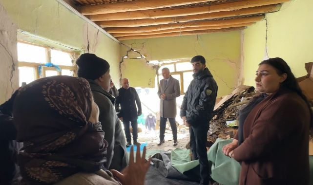 Evi çöken yaşlı kadına kol kanat gerdiler