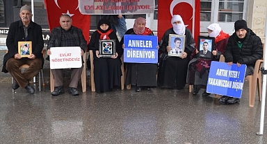 Evlatlarına kavuşmak isteyen aileler, DEM Parti önündeki eylemlerini sürdürdü