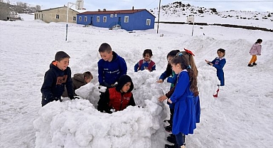 Evler karla kaplandı, öğrenciler oyunlarla eğlendi