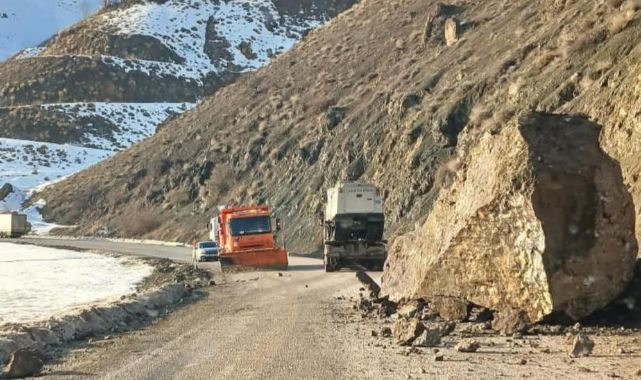 Faciadan dönüldü: Dev kayalar yola düştü!