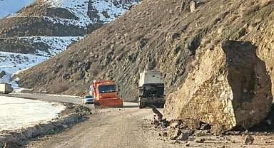 Faciadan dönüldü: Dev kayalar yola düştü!