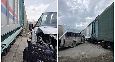 Faciaya ramak kaldı! Tren ile okul servisi çarpıştı  