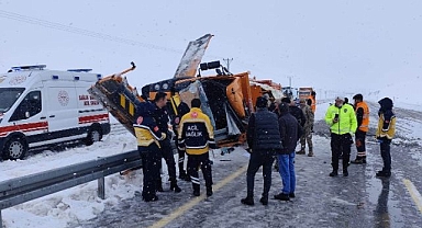 Feci kaza can aldı! Karayollarına ait iş makinesi kaza yaptı