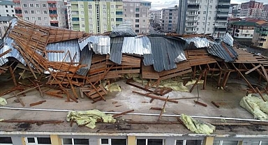 Fırtına okulun çatısını uçurdu!