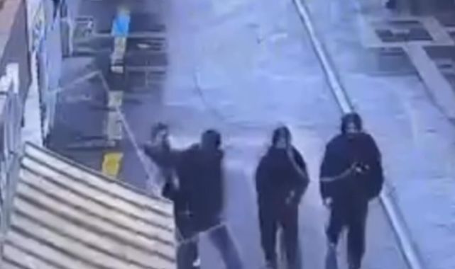 Genç kızı okul yolunda bıçakladılar! 