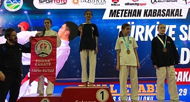 Genç sporcular madalyaları silip süpürdü